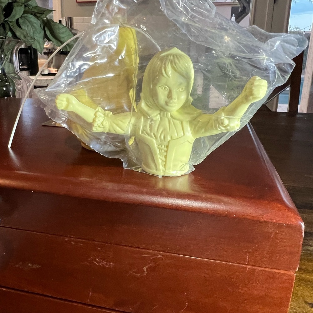Vintage Avon Yellow Swinging Girl Figurine
“ Skip a Rope “ Perfume Bottle - Picture 9 of 9